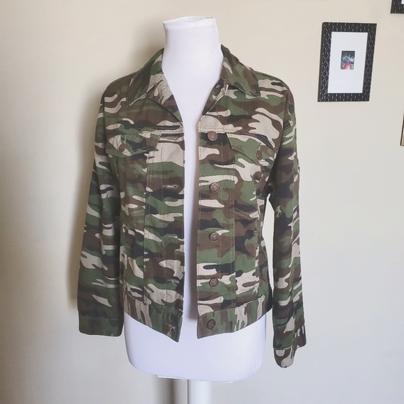 Forever 21 Jackets & Blazers - Forever 21 Camo Jacket